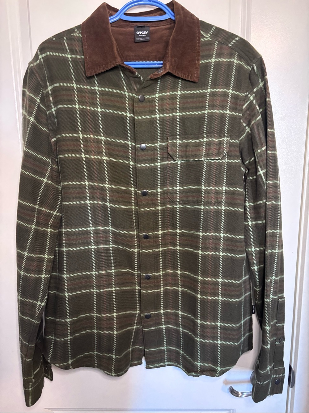 Oakley Mens cozy bear flannel 2.0 Green Plaid Snap-Front with Brown Collar - Picture 2 of 6